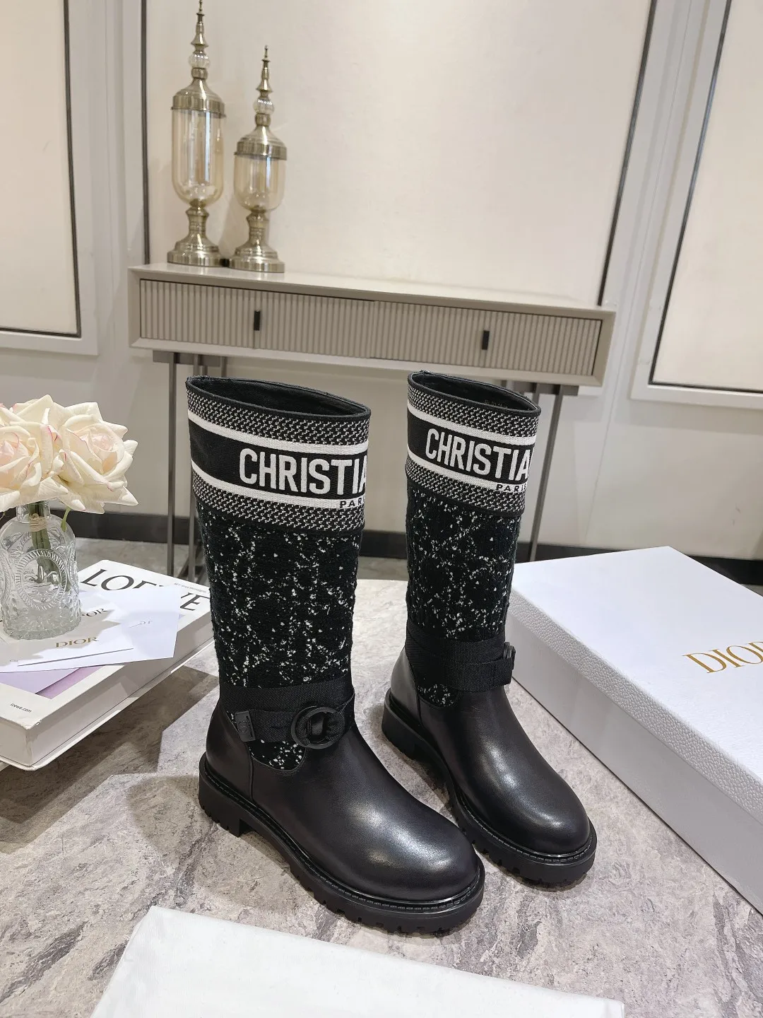 👟👟Ex-factory price 600👟👟 Dior Dior autumn and winter classic knight boots, many celebrities and Internet celebrities have planted grass. Fashion and trend are at the same time, a cool and handsome boot👢, not only the appearance is great and the brand is recognizable, the three-dimensional sense of the embroidery is also super A! Fly-woven fabric + imported first-layer cowhide + silk sheepskin lining, rubber non-slip and wear-resistant bottom. Original full set of packaging. Number of yards: 35-39 yards (40.41 needs to be customized)